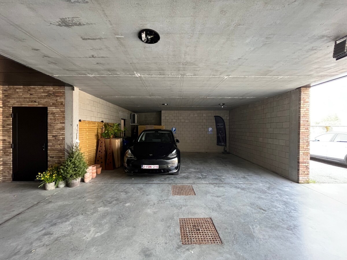 Gelijkvloers handelspand (winkel of kantoor). 