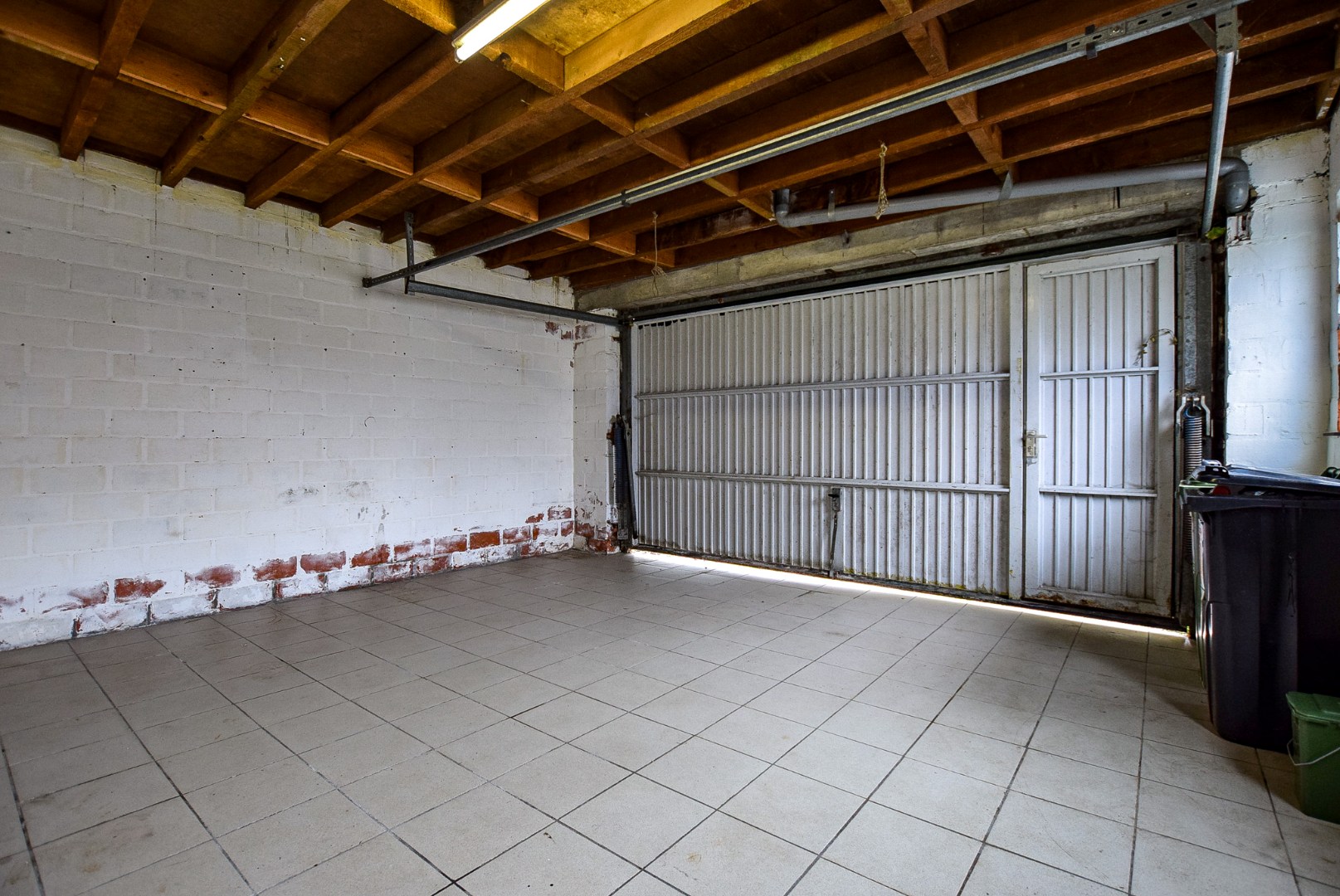 Instapklare gezinswoning met 3 slaapkamers en garage in het centrum van Diksmuide. 