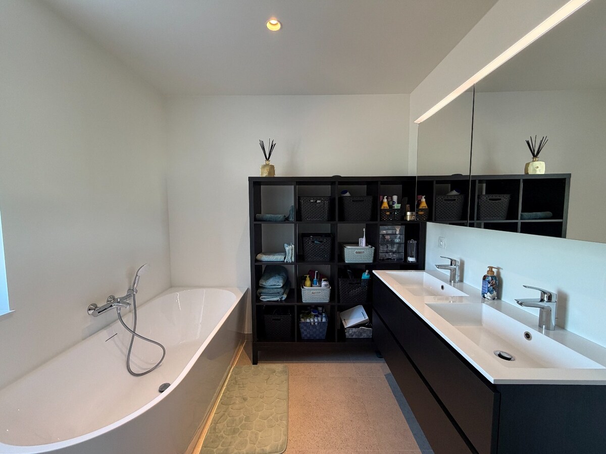 Volledig afgewerkte nieuwbouwwoning met 4 slaapkamers. 