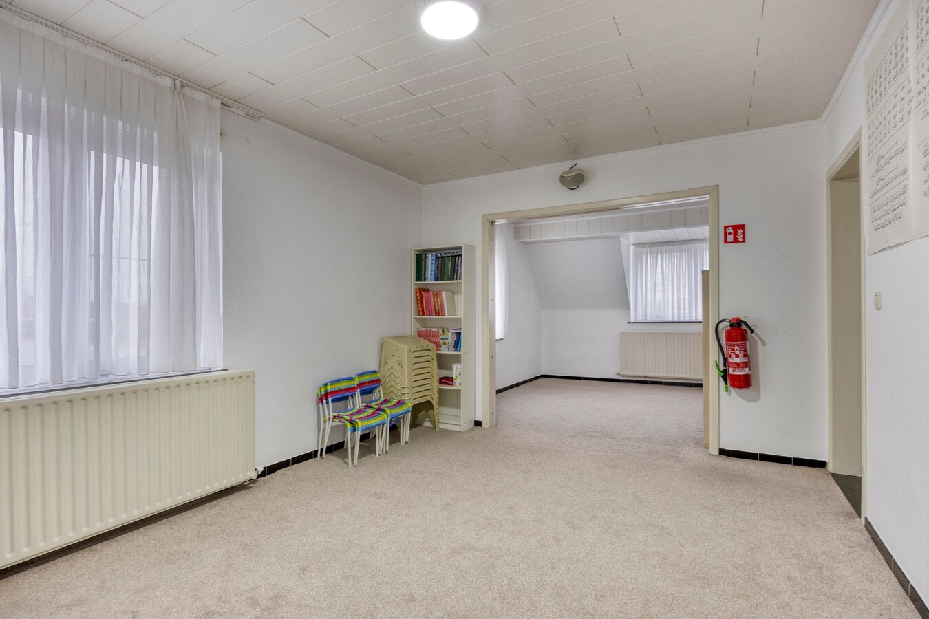 Woning met vergunde loods (300 m² x 2) en bijgebouw (50,50 m²). 