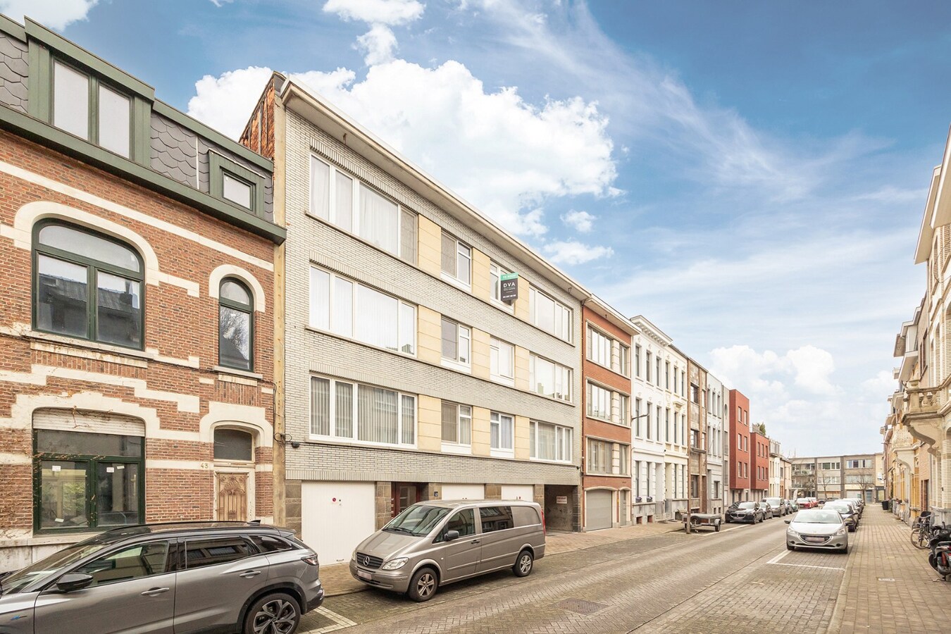 Gerenoveerd appt. met 2 slpk en terras te Wilrijk! 