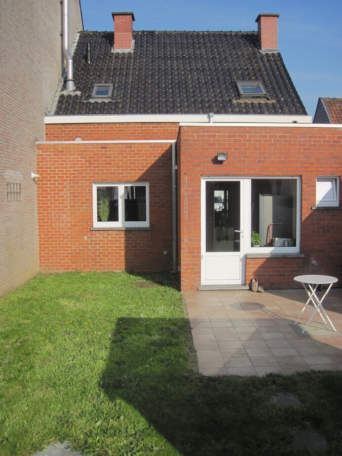 Degelijke woning met terras en tuintje. 