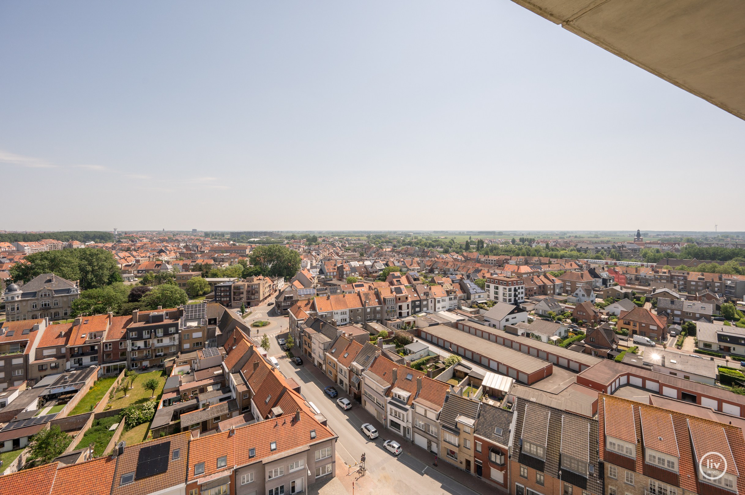 Centraal gelegen 3-kamer appartement te Res. Hoost met ruim terras genietend van zijdelings zeezicht! 