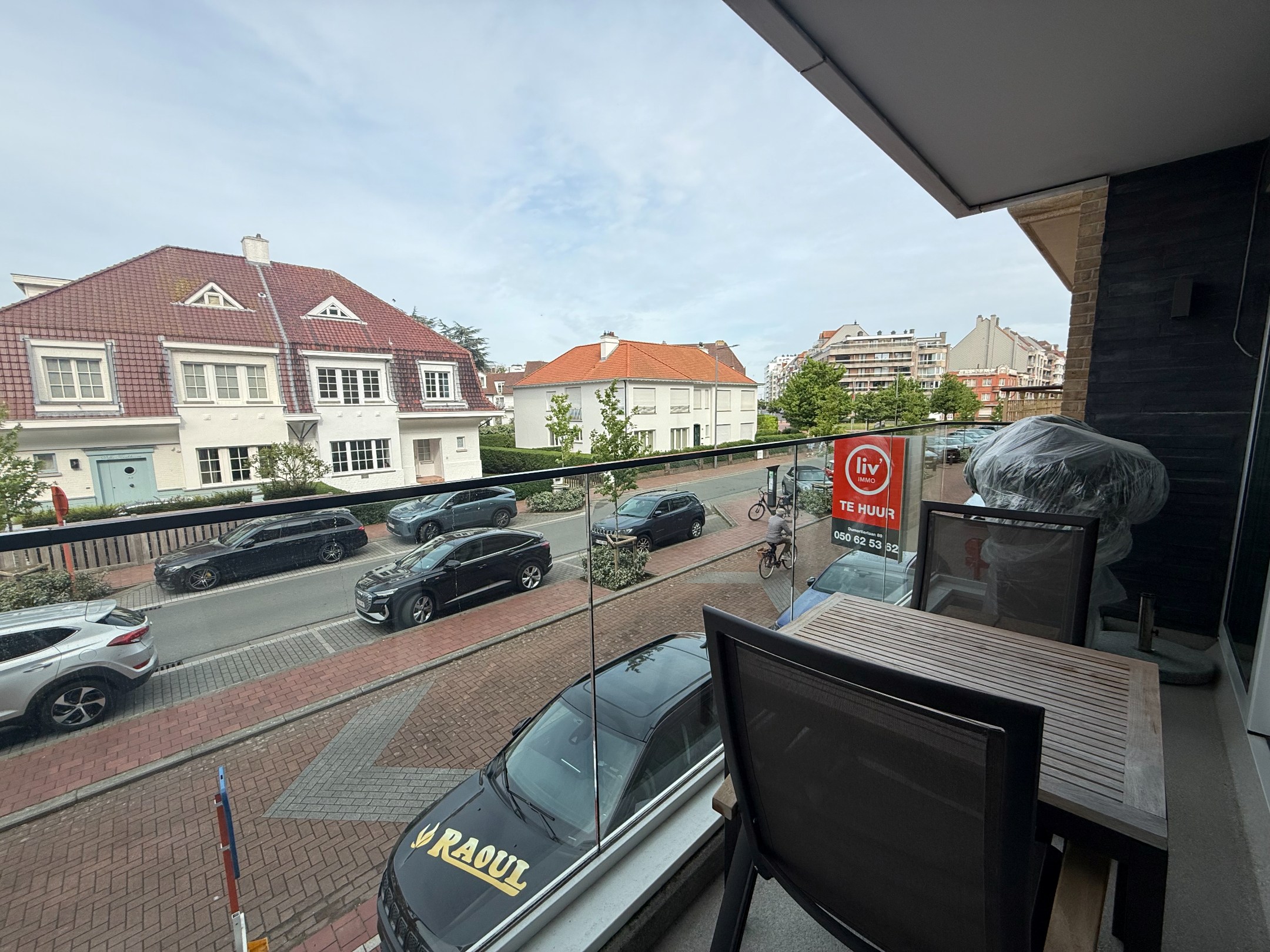 Heel goed gelegen en netjes onderhouden appartement met een open zicht en 2 slaapkamers gelegen in de Koningslaan, vlakbij de Zeedijk. 