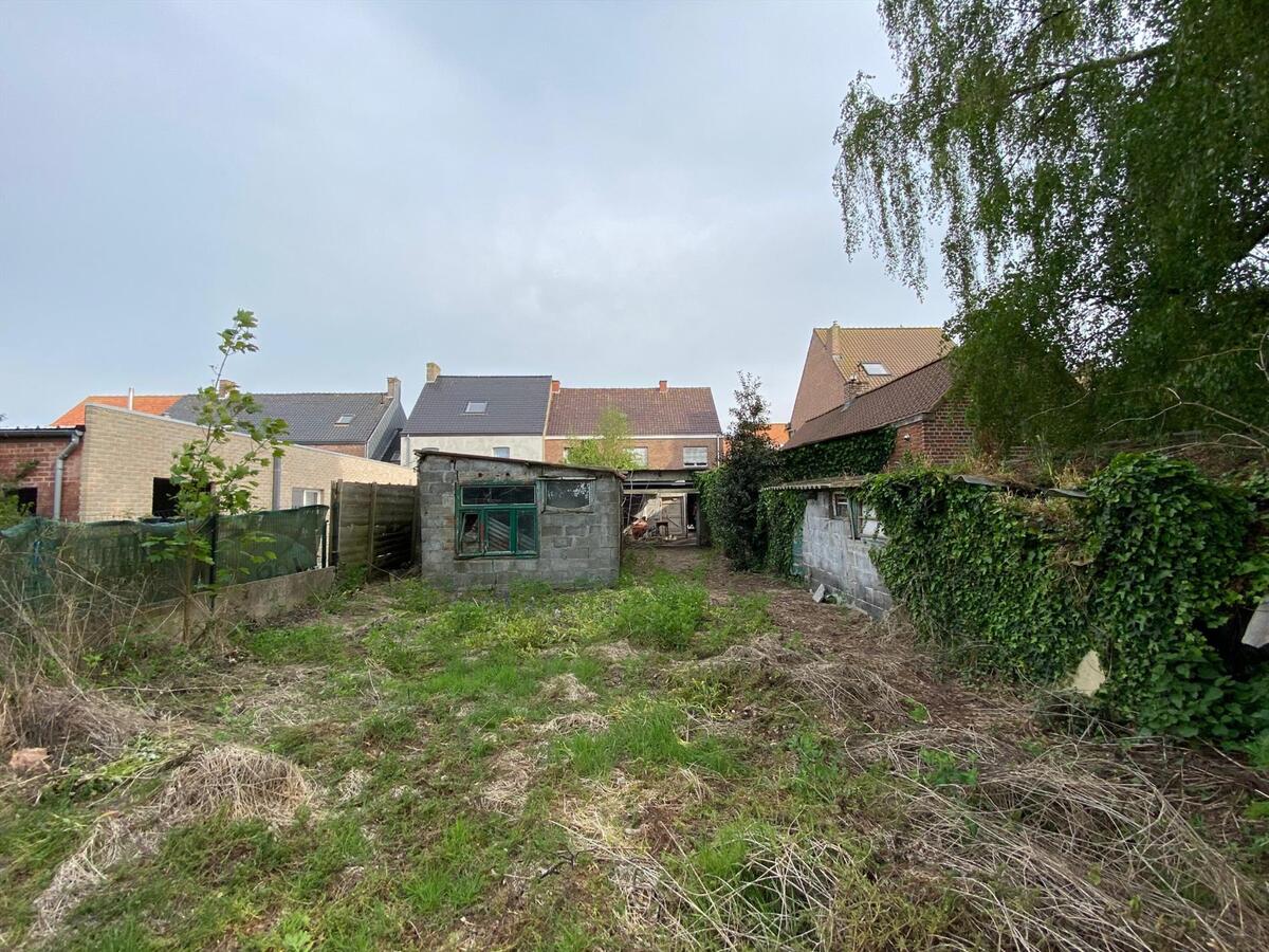 Woning met garage en diepe tuin te Koekelare 