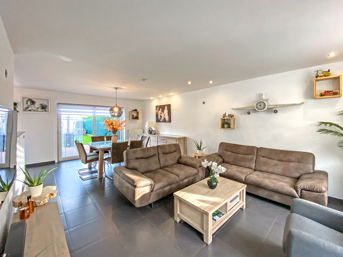 Instapklare energiezuinige woning met garage op 289m² te De Panne. 