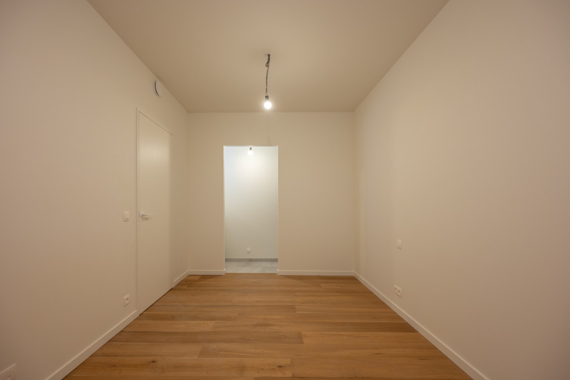 Non meublé : Appartement de 2 pièces idéalement situé à la Résidence Hoos avec vue latérale sur la mer. 