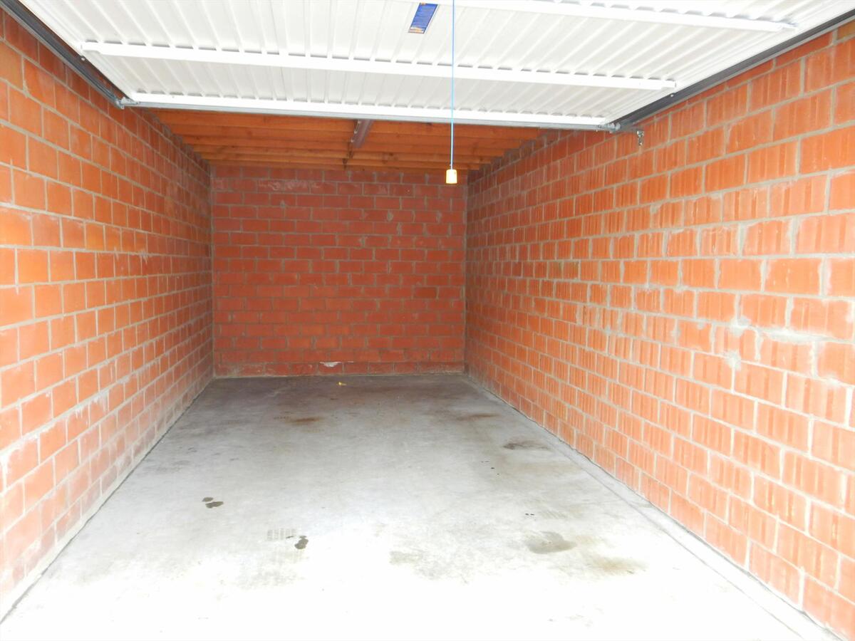 Lichtrijk appartement met groot terras en garagebox 