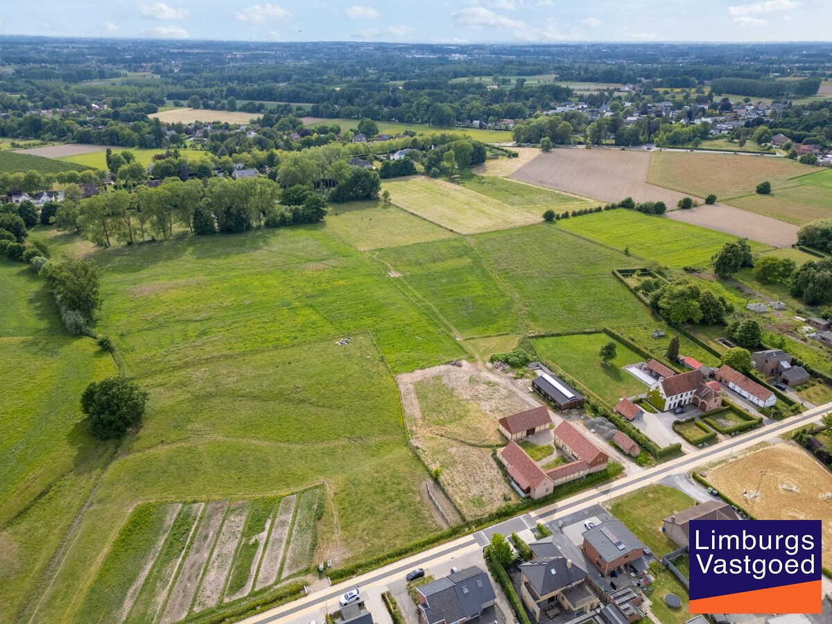 UNIEKE VIERKANTSHOEVE met paardenstallen op 7,34 hectare met vergunning voor zwembad en poolhouse 