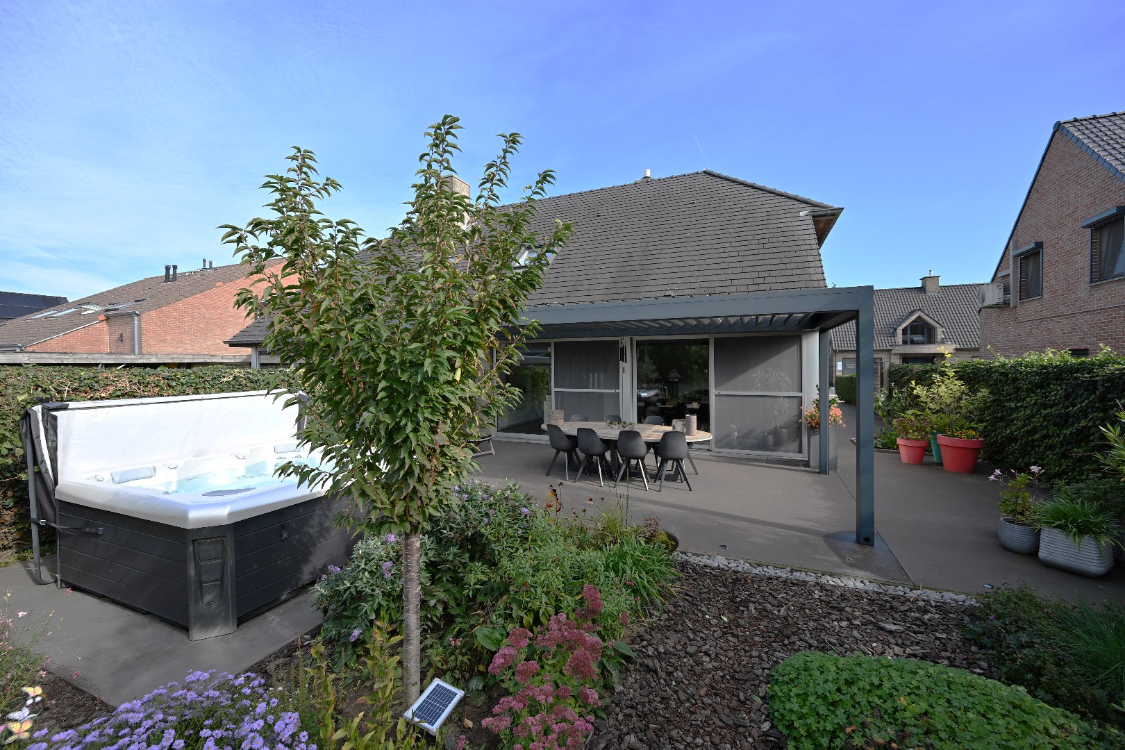 Instapklare woning met 3 slpks, garage, tuin én zonneterras te Kluizen 