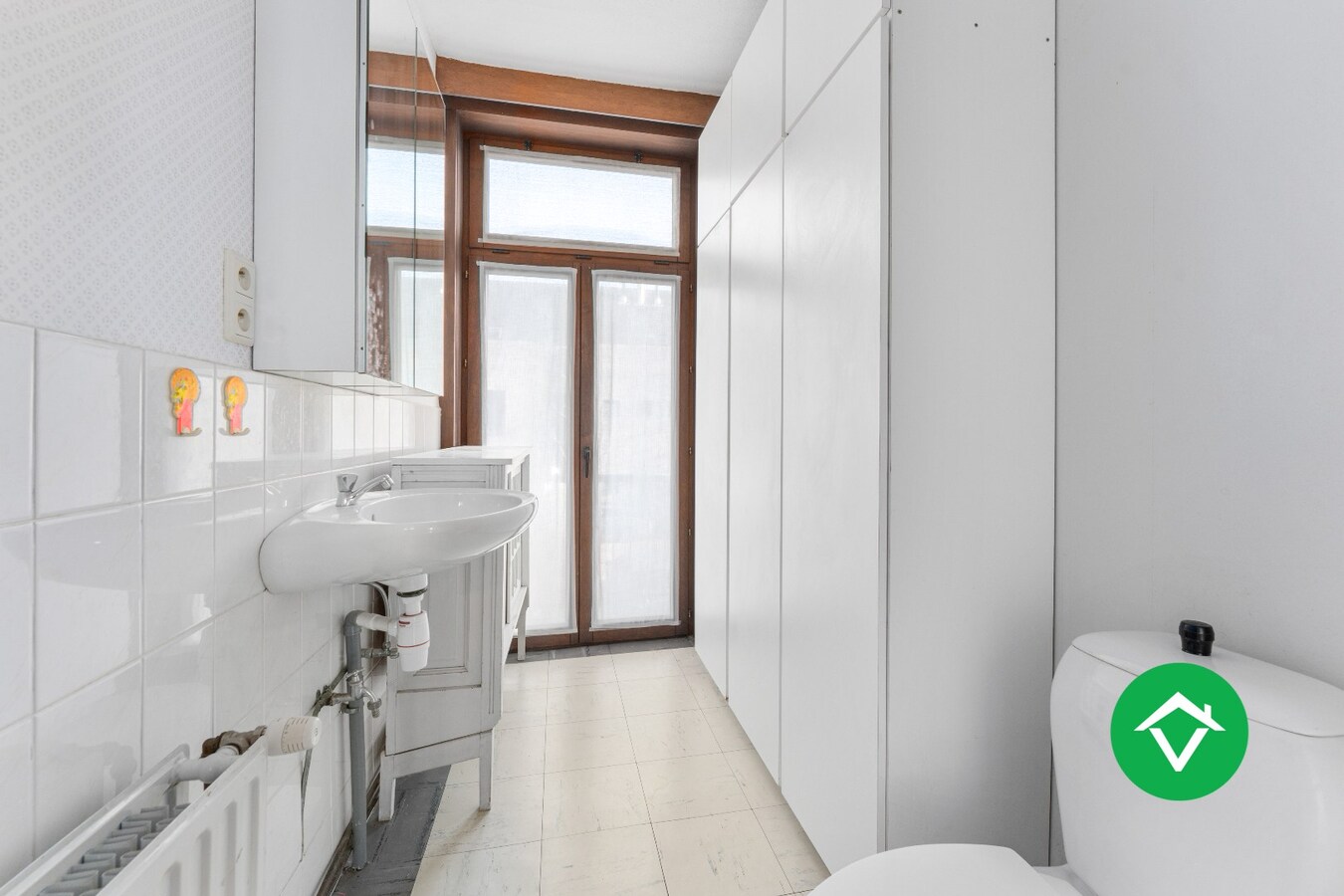 Ruim herenhuis met 4 slaapkamers en aparte garagebox in centrum Gistel 