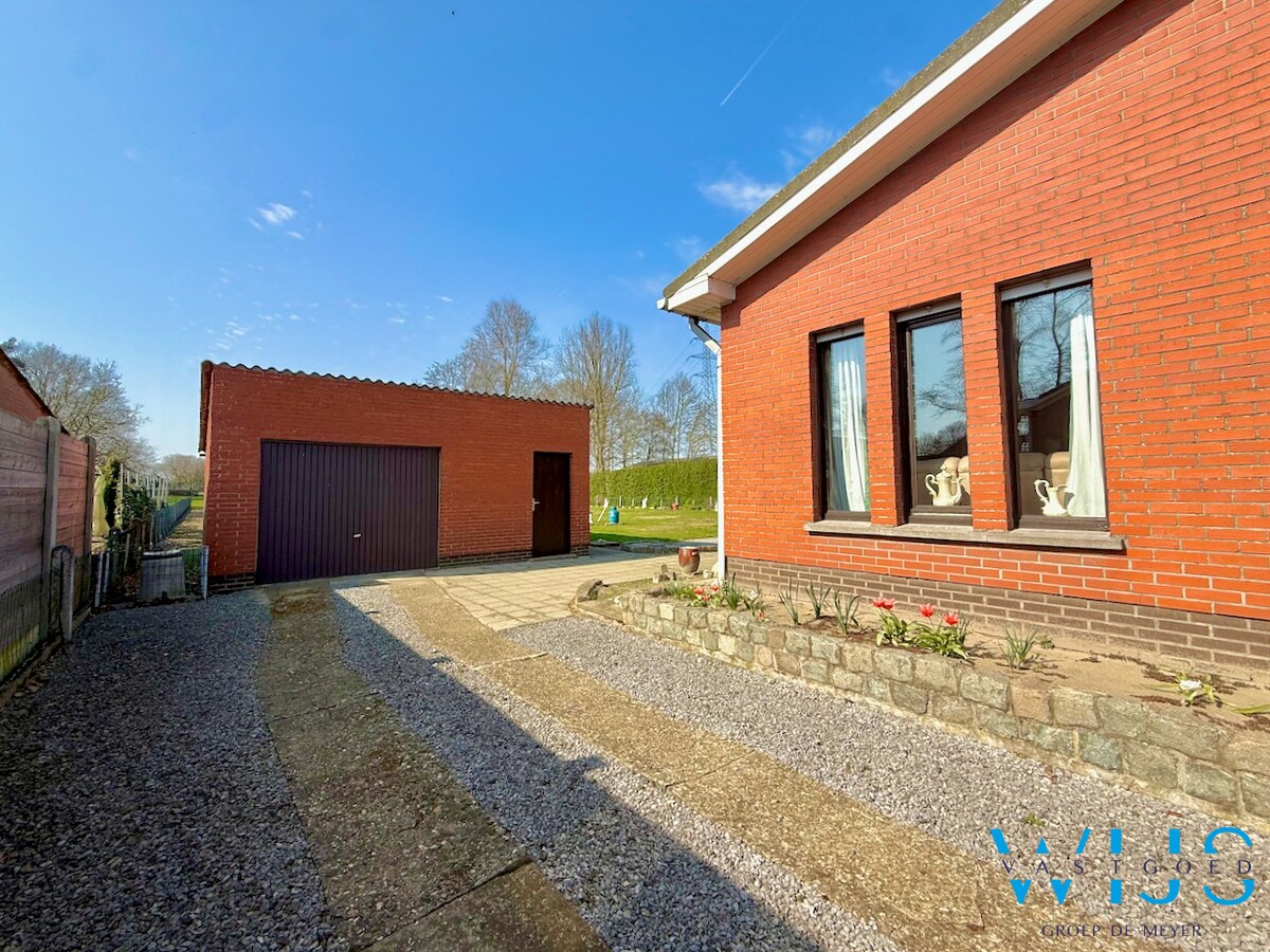 Open bebouwing op fenomenaal perceel van 2.108 m² te Oosteeklo ! 