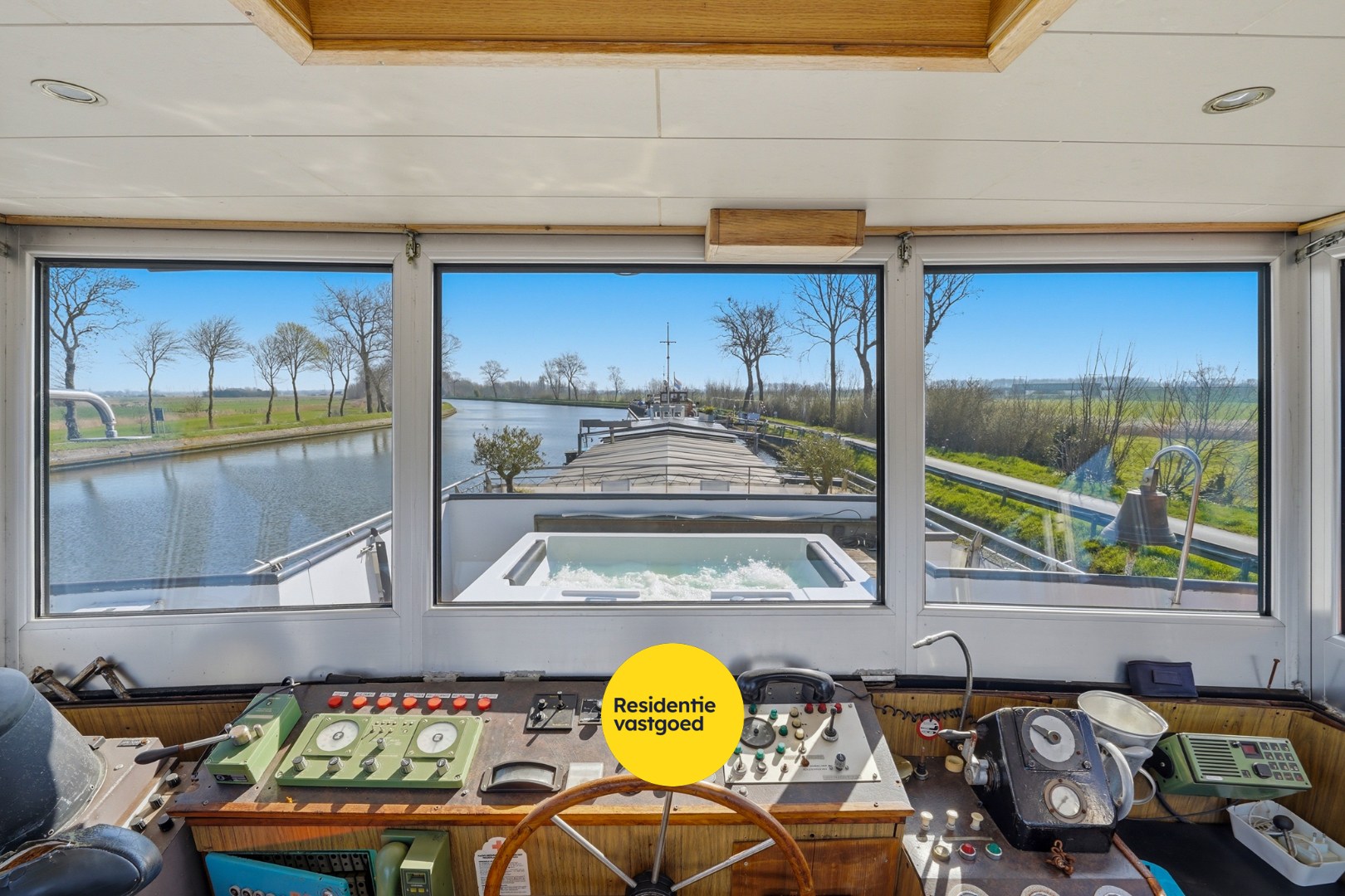 Unieke woonboot met B&amp;B en vergunde ligplaats in Plassendale 