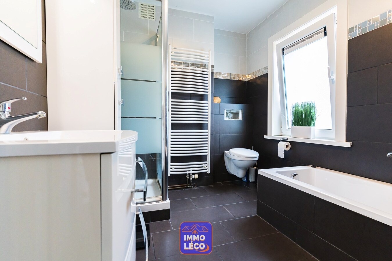 3 façades rénovée avec garage et jardin, plein centre-ville ! 