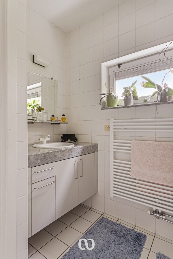 Ruime woning met prachtige tuin en bijgebouw te koop in Oudenaarde 