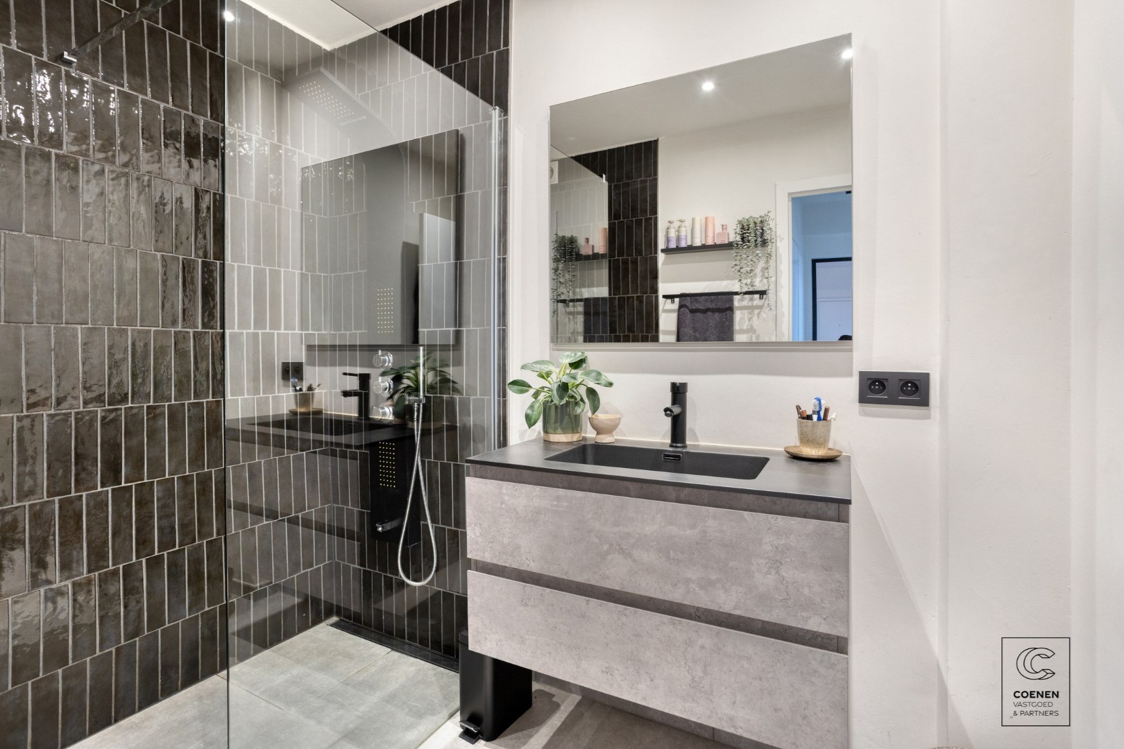 Stijlvol gerenoveerd appartement met 2 slaapkamers &amp; zonnig terras op toplocatie te Berchem 