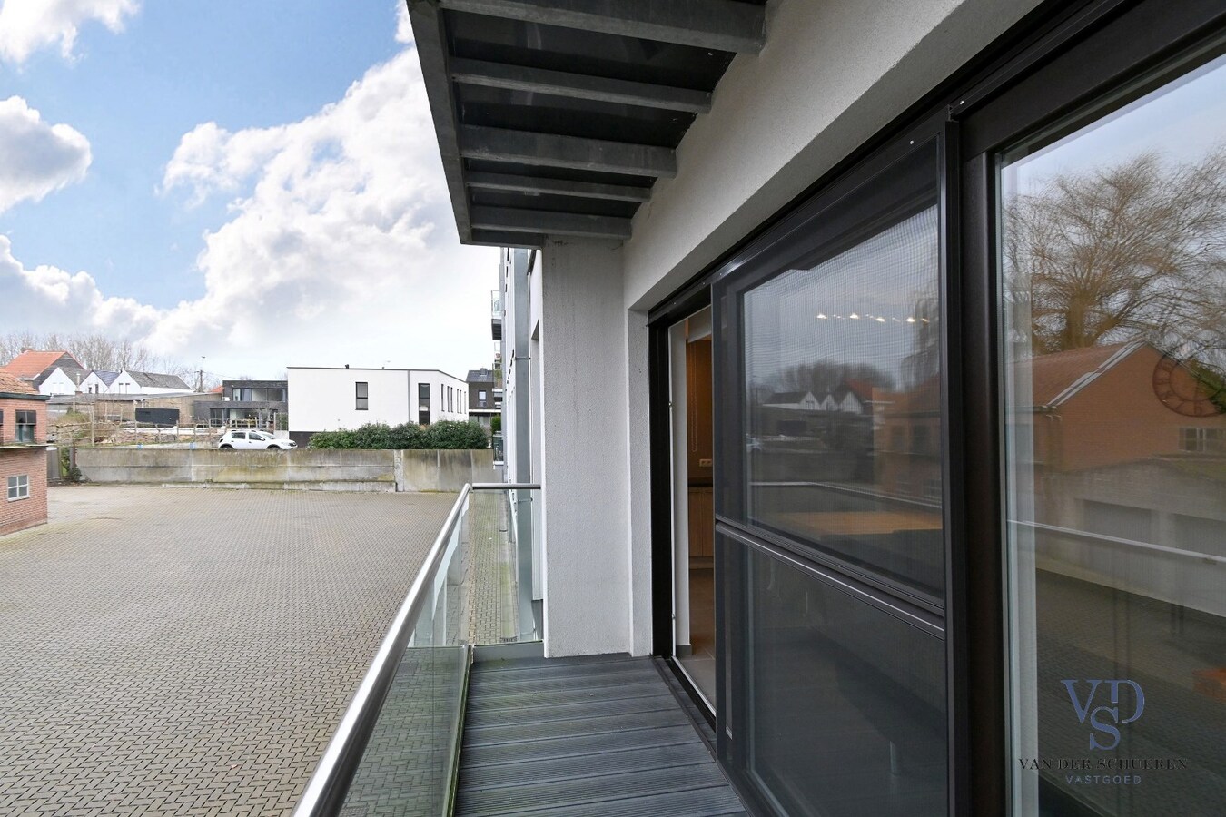 Ruime (!!) en recente assistentie-flat incl. overdekte staanplaats. 