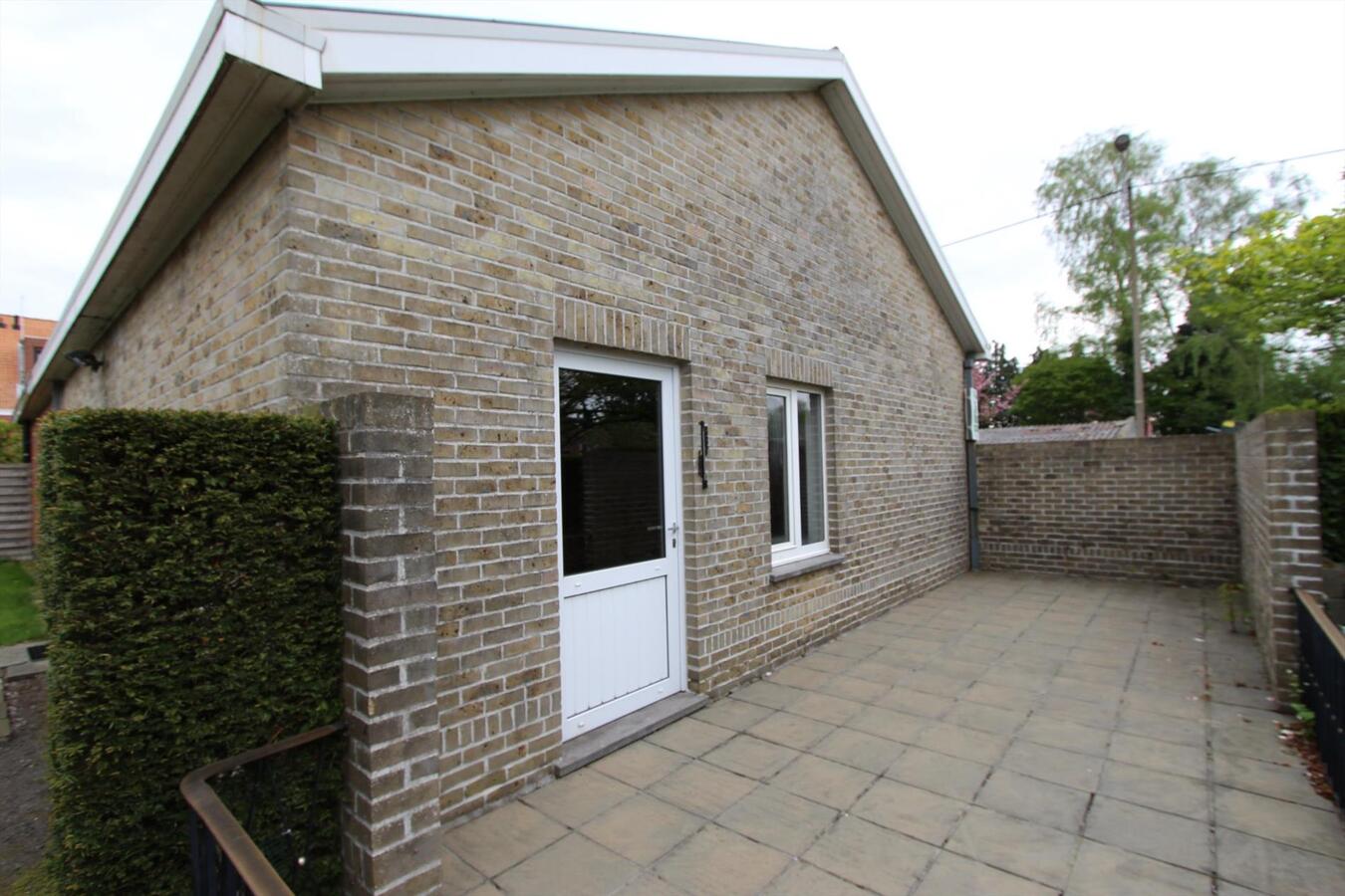 Ruime garage met zoldering en terras te Torhout 