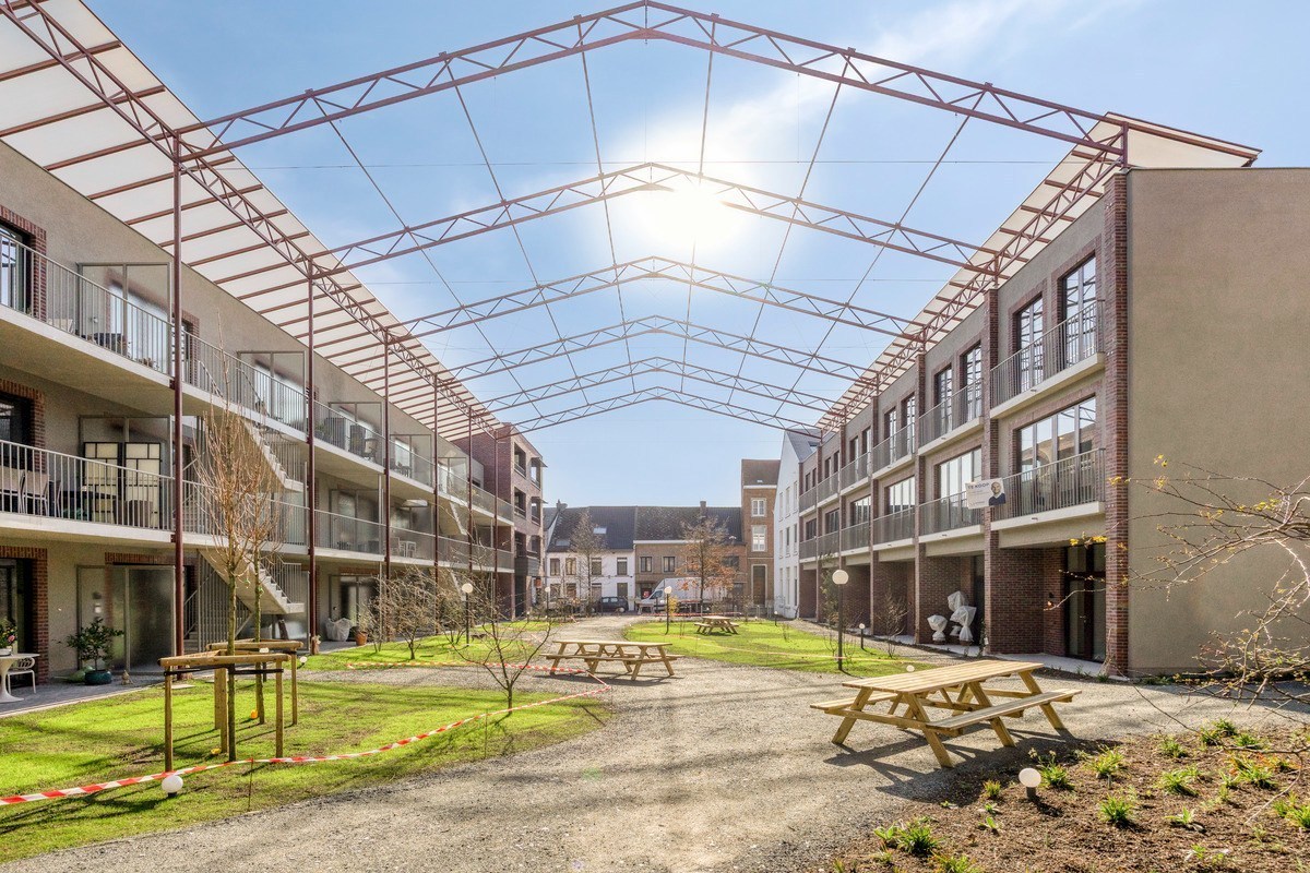 Instapklare woning met zeer goede afwerking, 3 slaapkamers, 3 badkamers, tuin, terras en autostaanplaats in het centrum van Tienen – EPC 27 kWh/m² - bewoonbare opp. 172 m² 