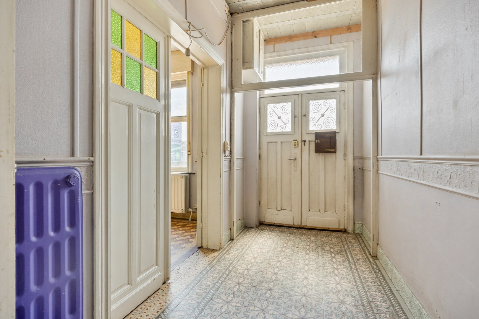 Ruime te renoveren woning met 3 slaapkamers in Lubbeek met doorgang langs het perceel van de buren. EPC: 736 KWH/m² 