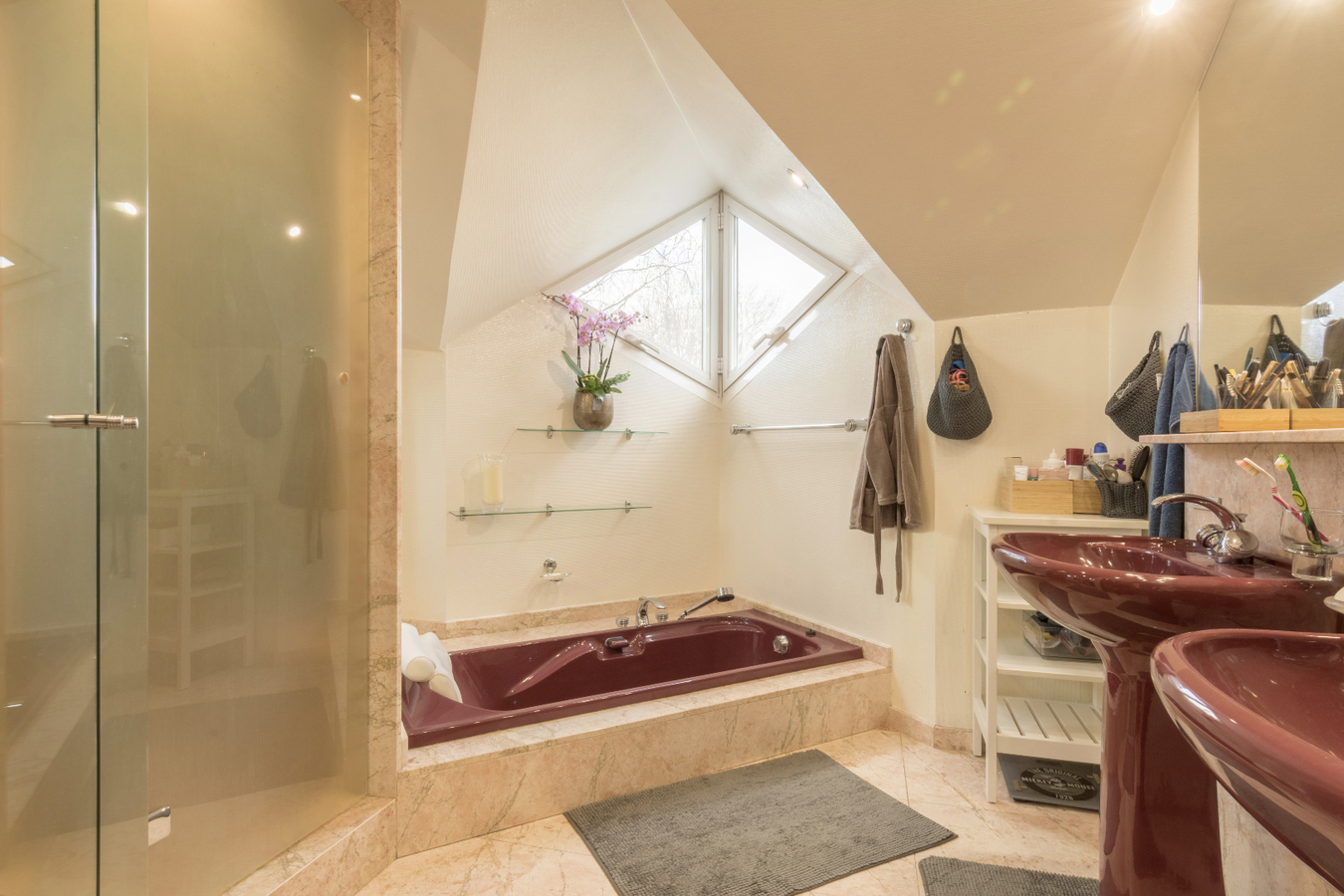 Ruime gezinswoning met verwarmd buitenzwembad 