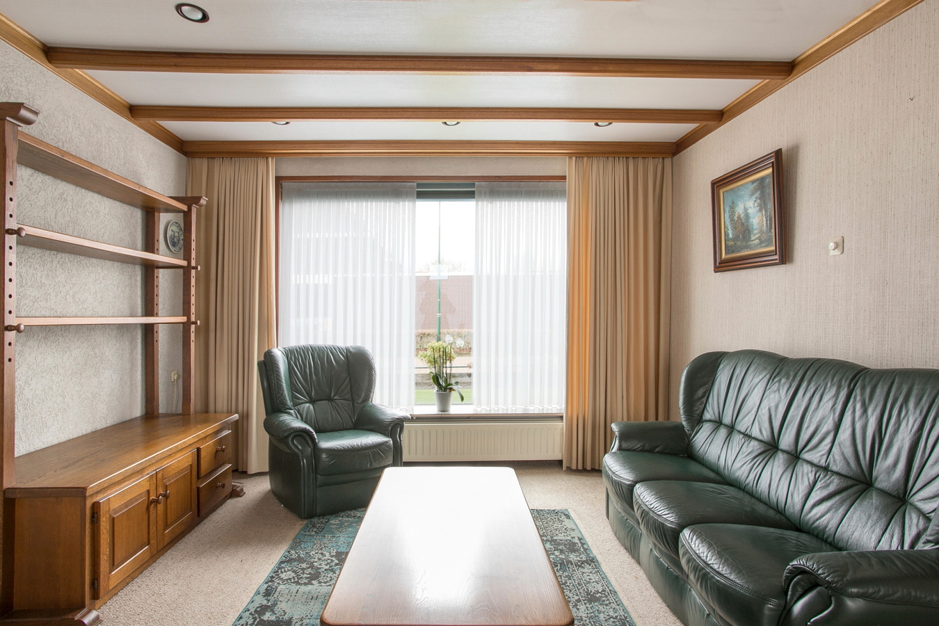 Vrijstaande eengezinswoning met garage en carport. 