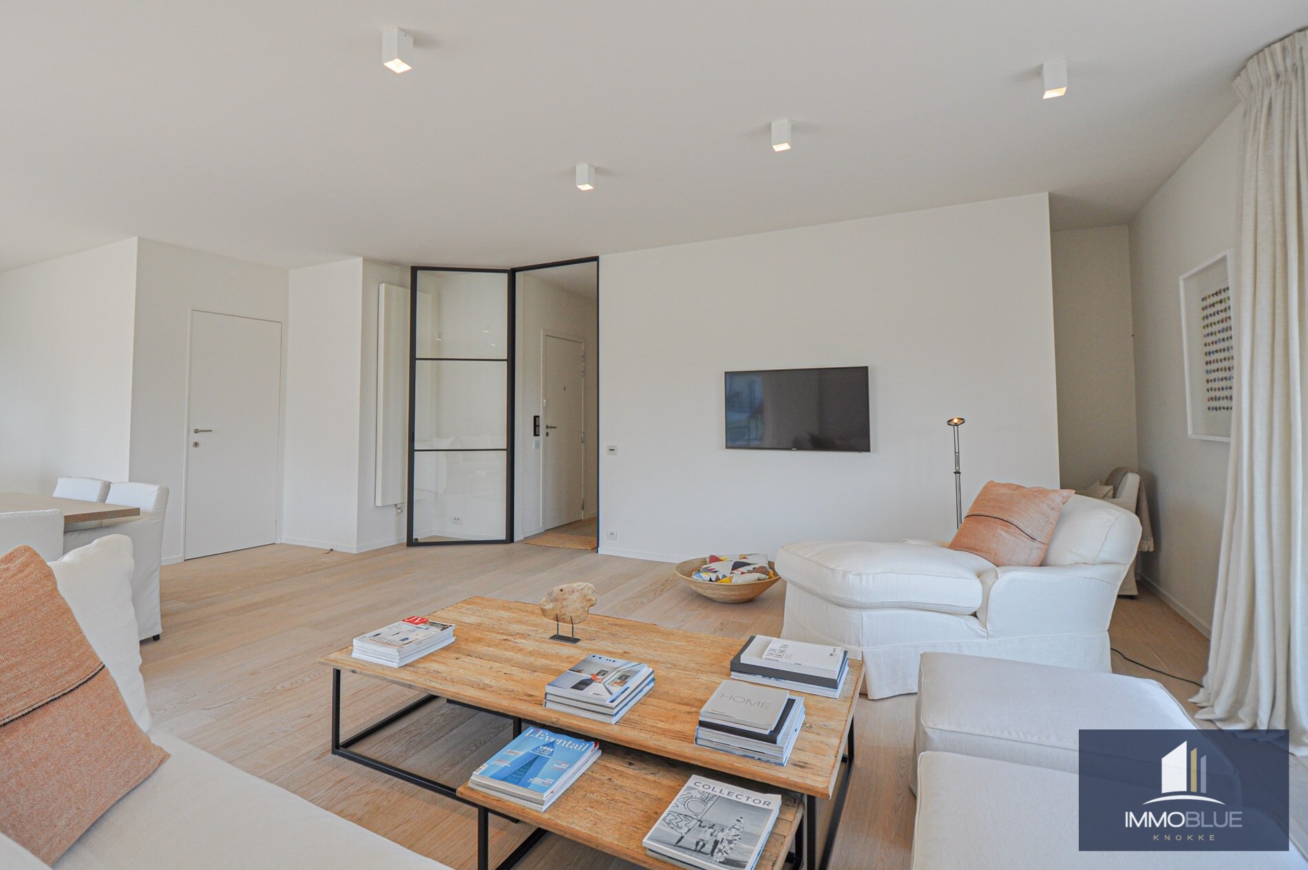 "Sublime appartement d'angle avec de spacieuses terrasses situé dans le prestigieux domaine Tennis Garden." 