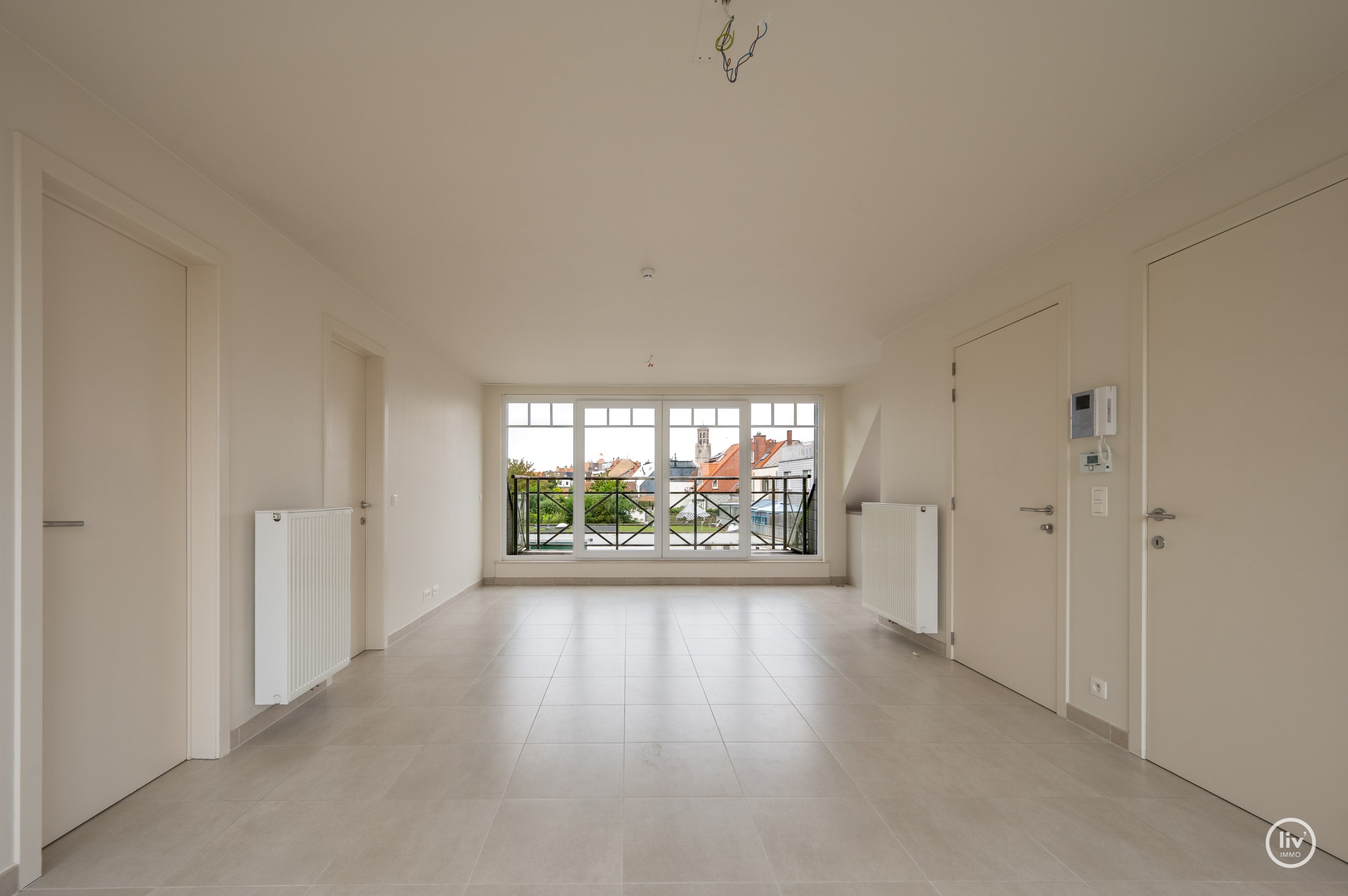 Appartement penthouse récemment rénové, situé au calme près du marché aux légumes. 