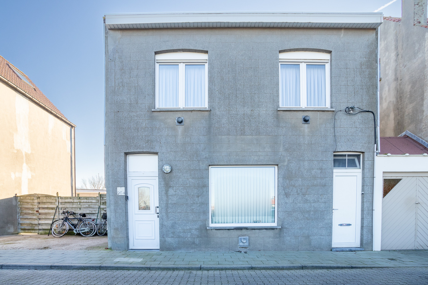 Halfopen woonhuis met grote, zonnige tuin op rustige ligging 