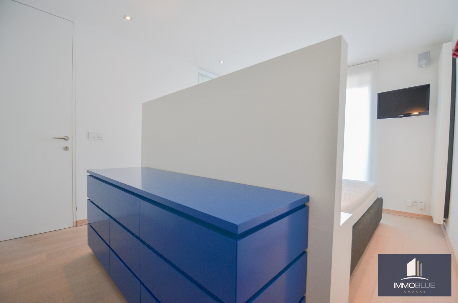 Duplex mezzanine lumineux et spacieux à louer, situé à deux pas de la mer. 