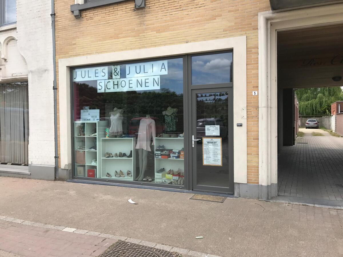 Welgelegen handelsruimte op markt in Houthulst 
