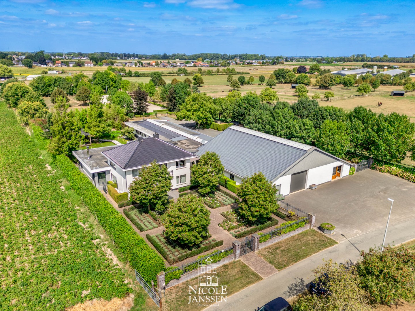 Woning met uitgestrekte weilanden 