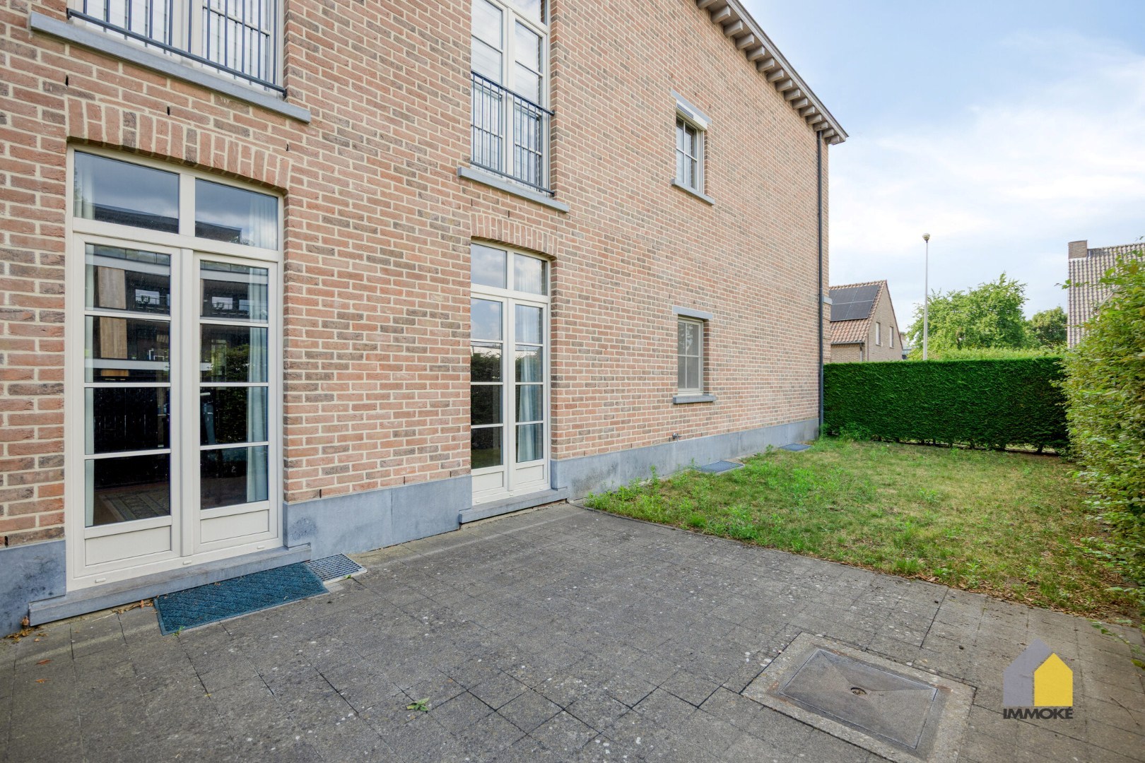 Gelijkvloers appartement met 2 slpks, stadstuin en autostaanplaats. 