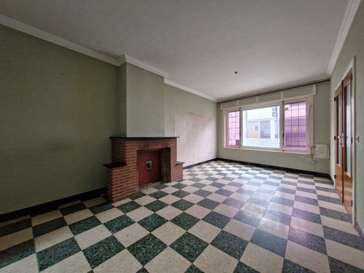 Te renoveren volumineuze gezinswoning met diepe garage in het hart van Knokke. 