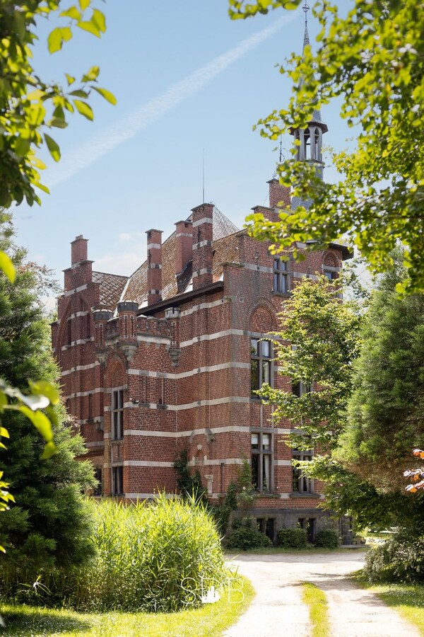 Prachtig kasteel met omringend park, weilanden en stalgebouw op circa 5hectare 