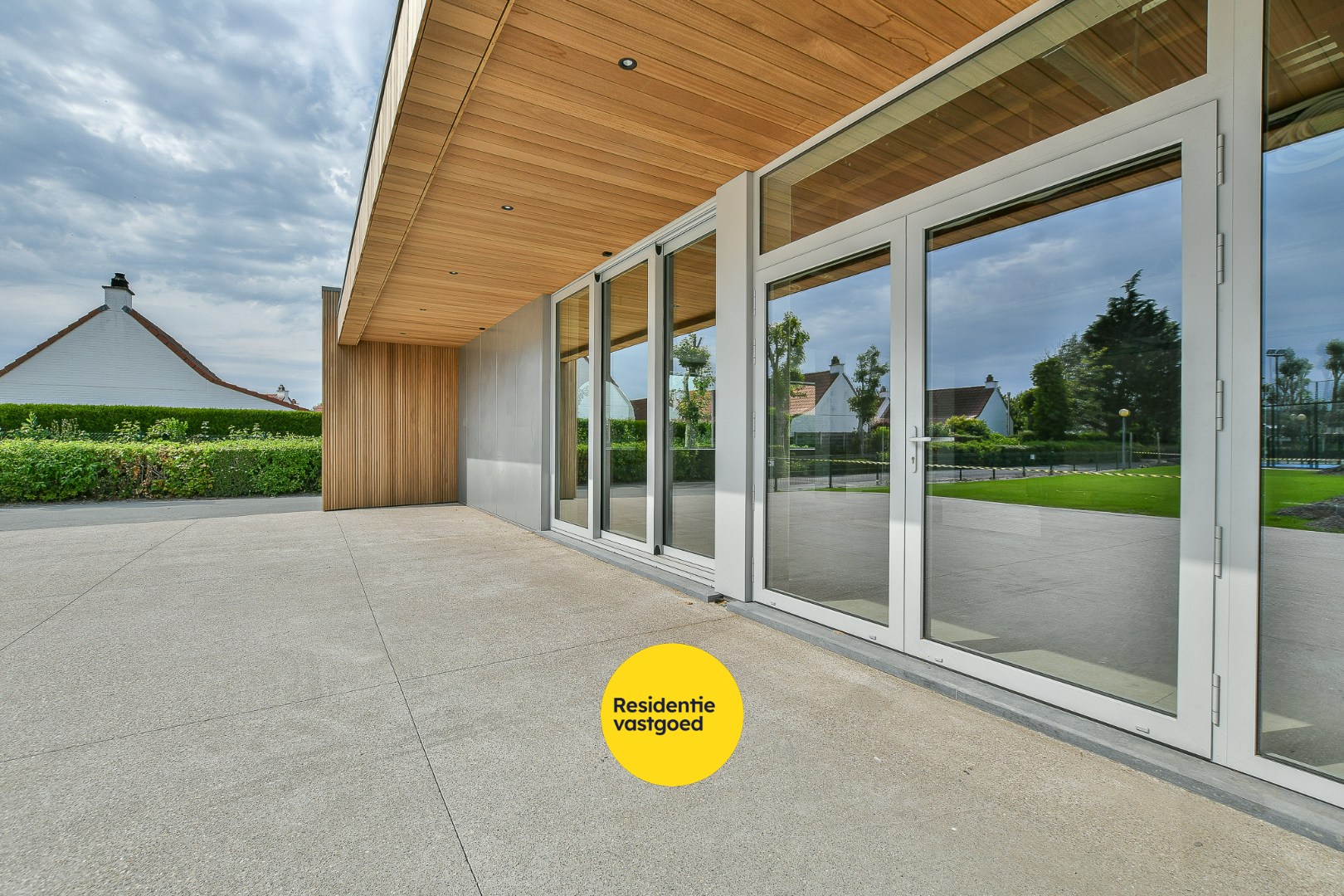 Unieke opportuniteit: horecazaak met 3 padelterreinen, terrassen en tuin te huur! 