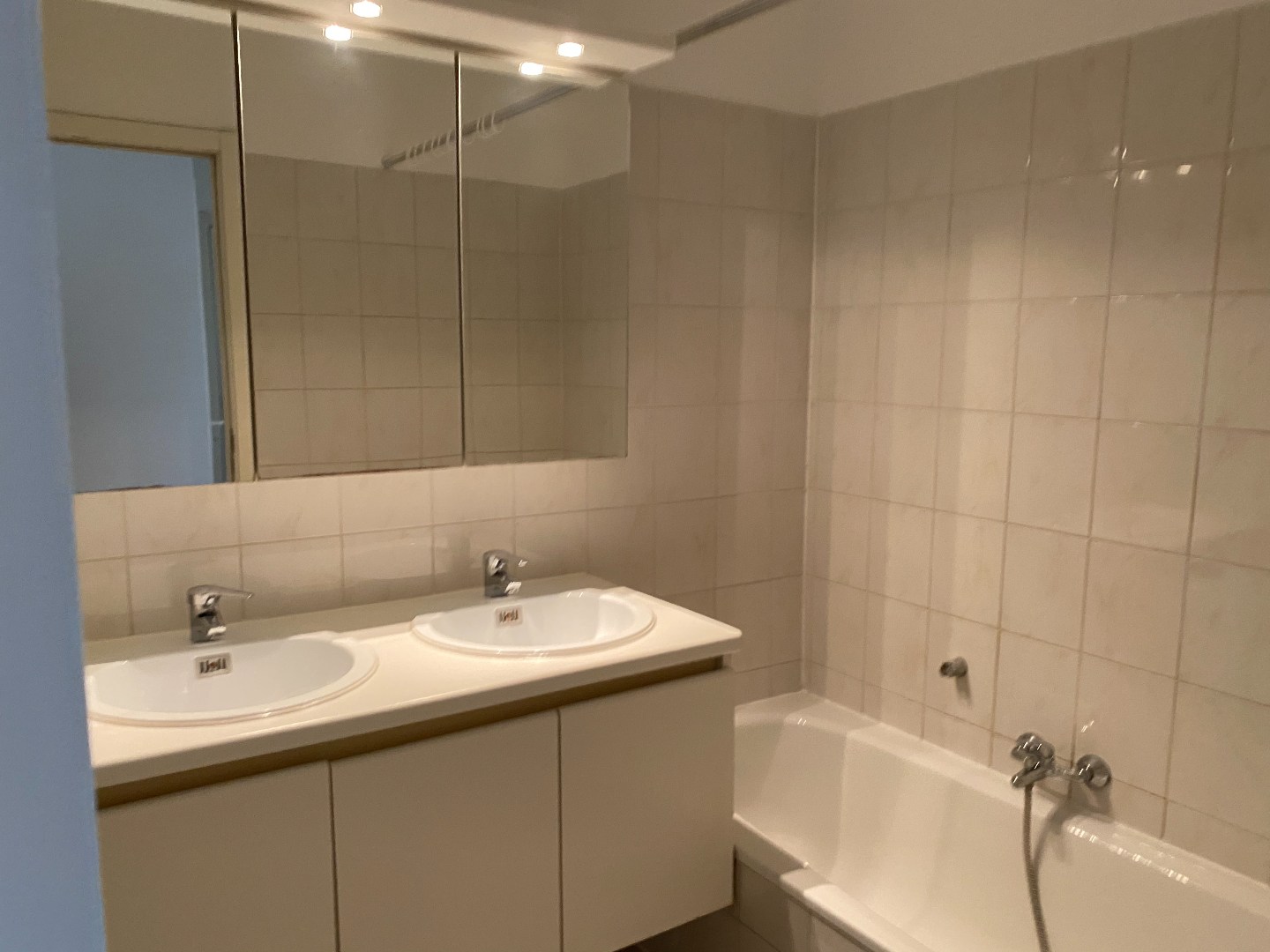 Centraal gelegen (verhuurd) appartement met twee slaapkamers en autostaanplaats! 