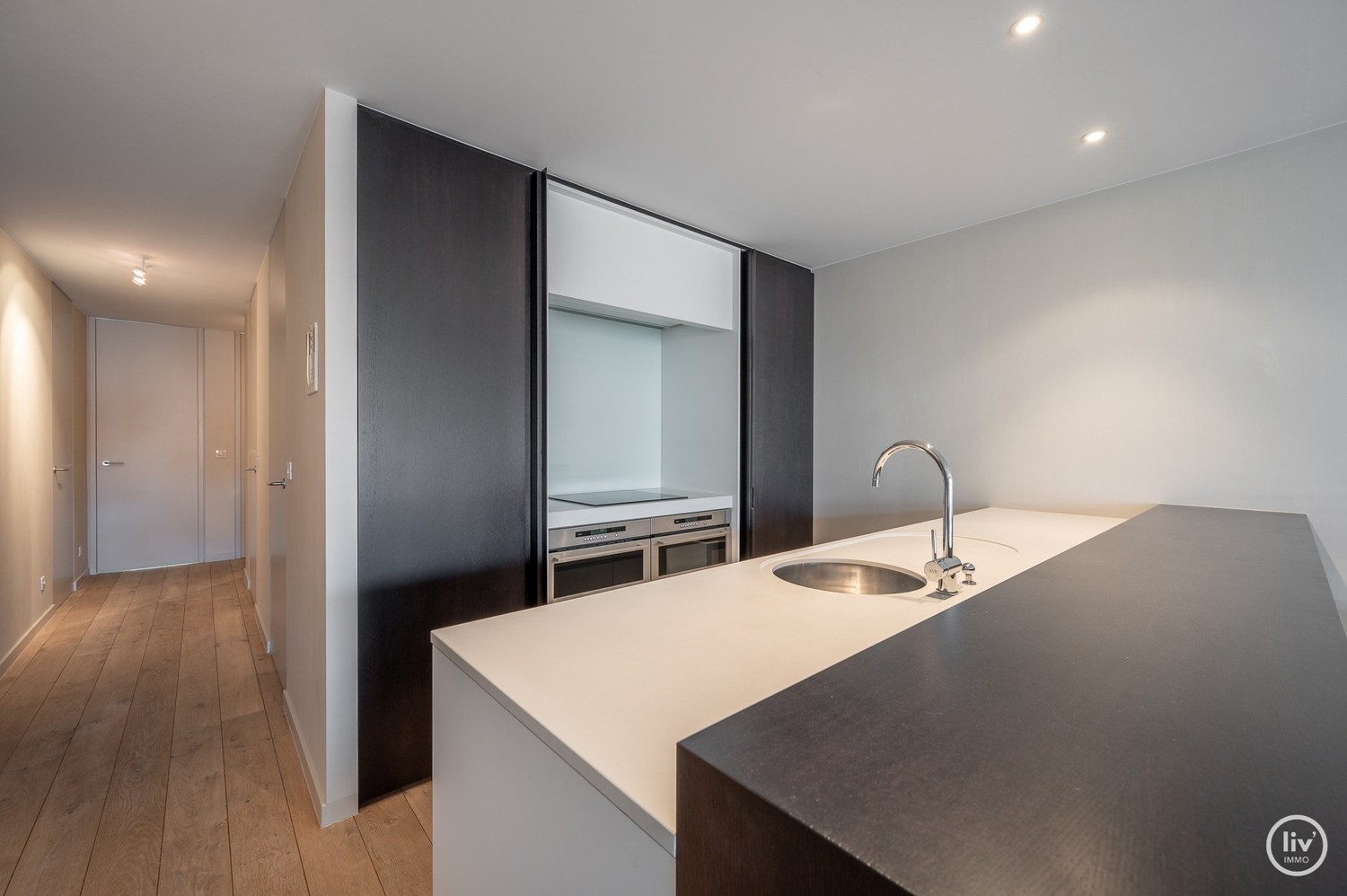 Meublé - Appartement récemment rénové et fini avec des matériaux de haute qualité comprenant 2 chambres à coucher et une largeur de façade de 6 mètres, idéalement situé à proximité de l'avenue Dumorti 