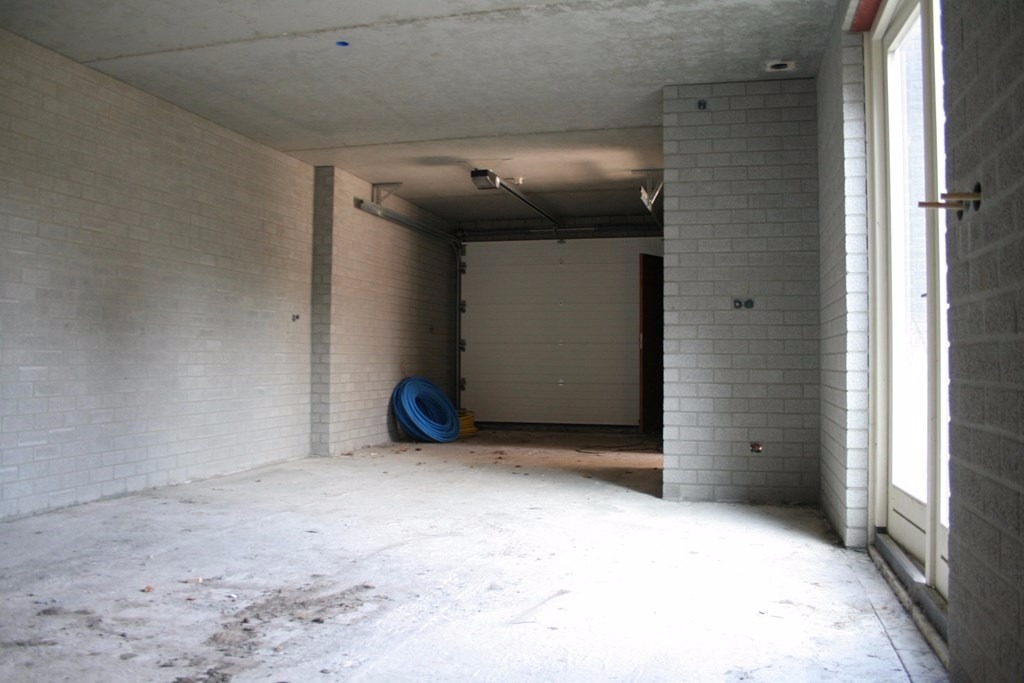 Op een mooie locatie in een kindervriendelijke buurt ligt deze vrijstaande woning met een volledige ondergrondse verdieping. De woning is ruim van opzet zal worden opgeleverd in ruwbouw.  Zie 3 inspir 