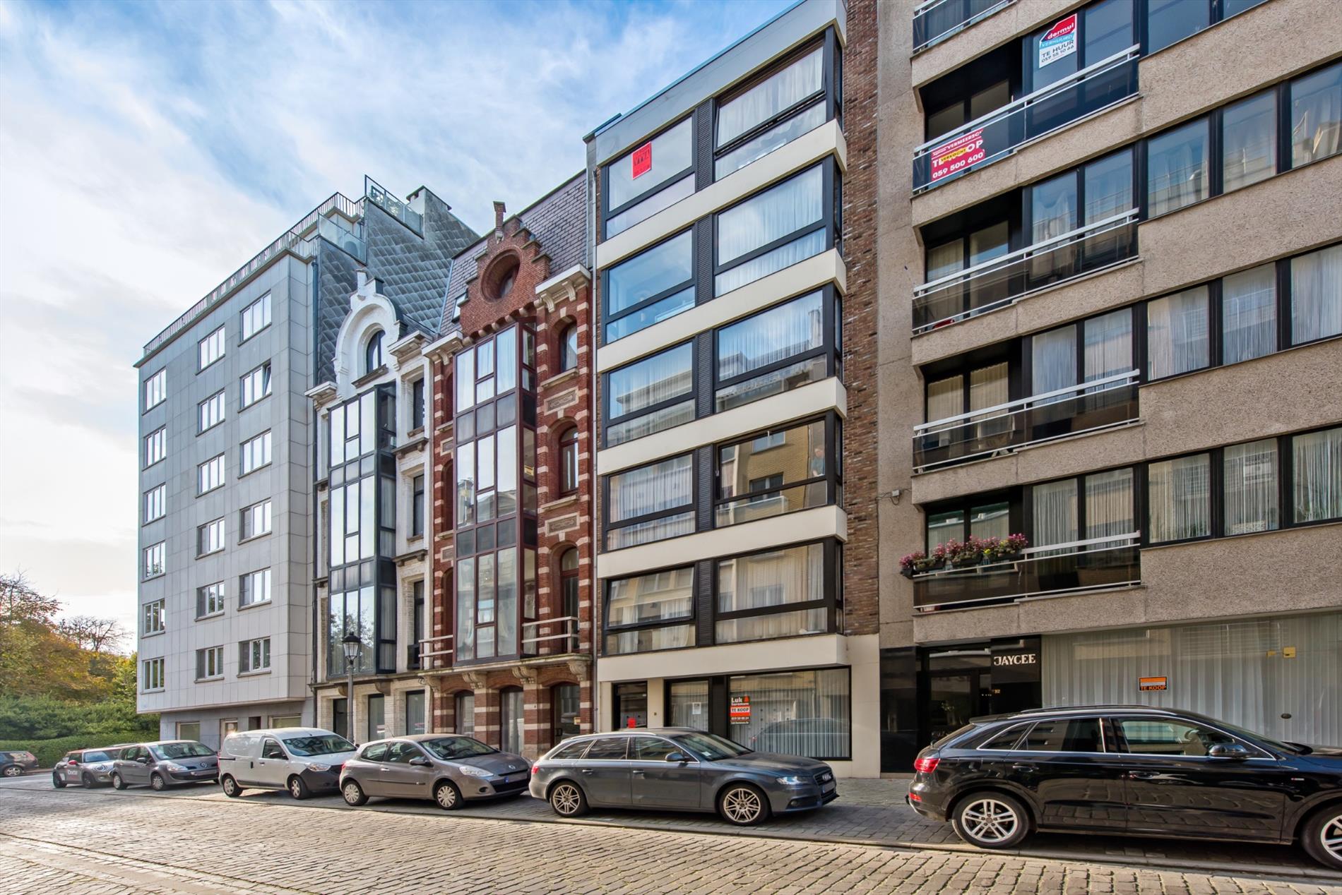 RUIM 2 SLP APP. MET TUIN GELEGEN CENTRUM OOSTENDE NABIJ ZEE 