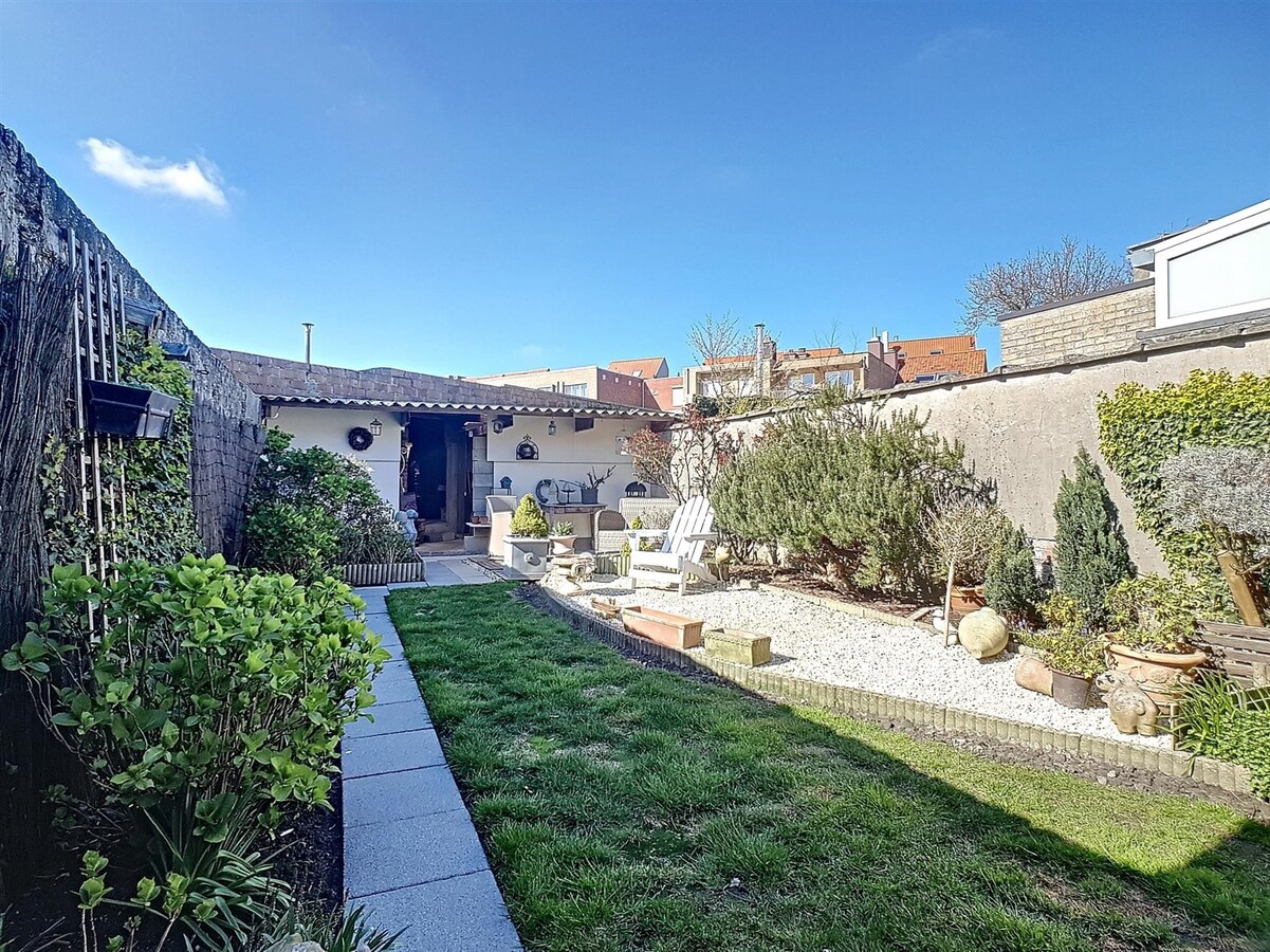 Zeer knappe woning met drie grote slaapkamers, tuin en mogelijk tot garage - Heist 