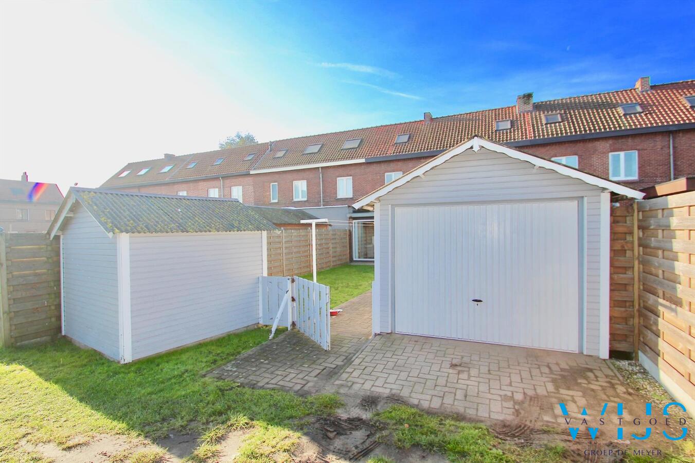 Praktische instapklare rijwoning gelegen in een rustige straat te Rieme! 