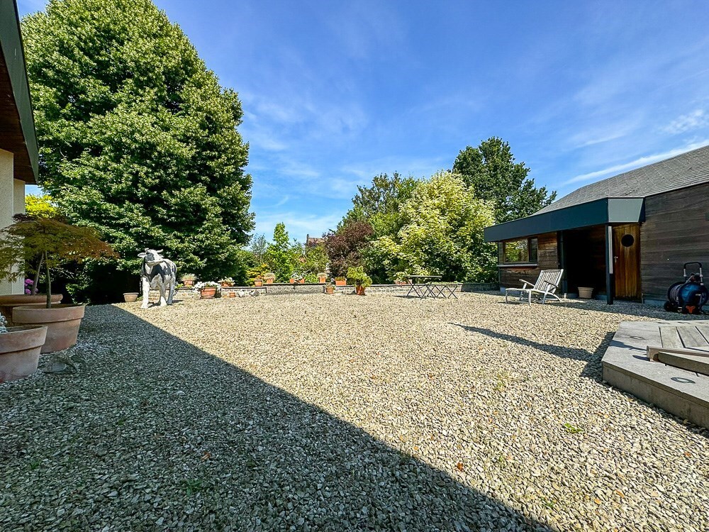 Maison de style en semi plain-pied avec grand espace professionnel, érigés sur 1800m² ! 