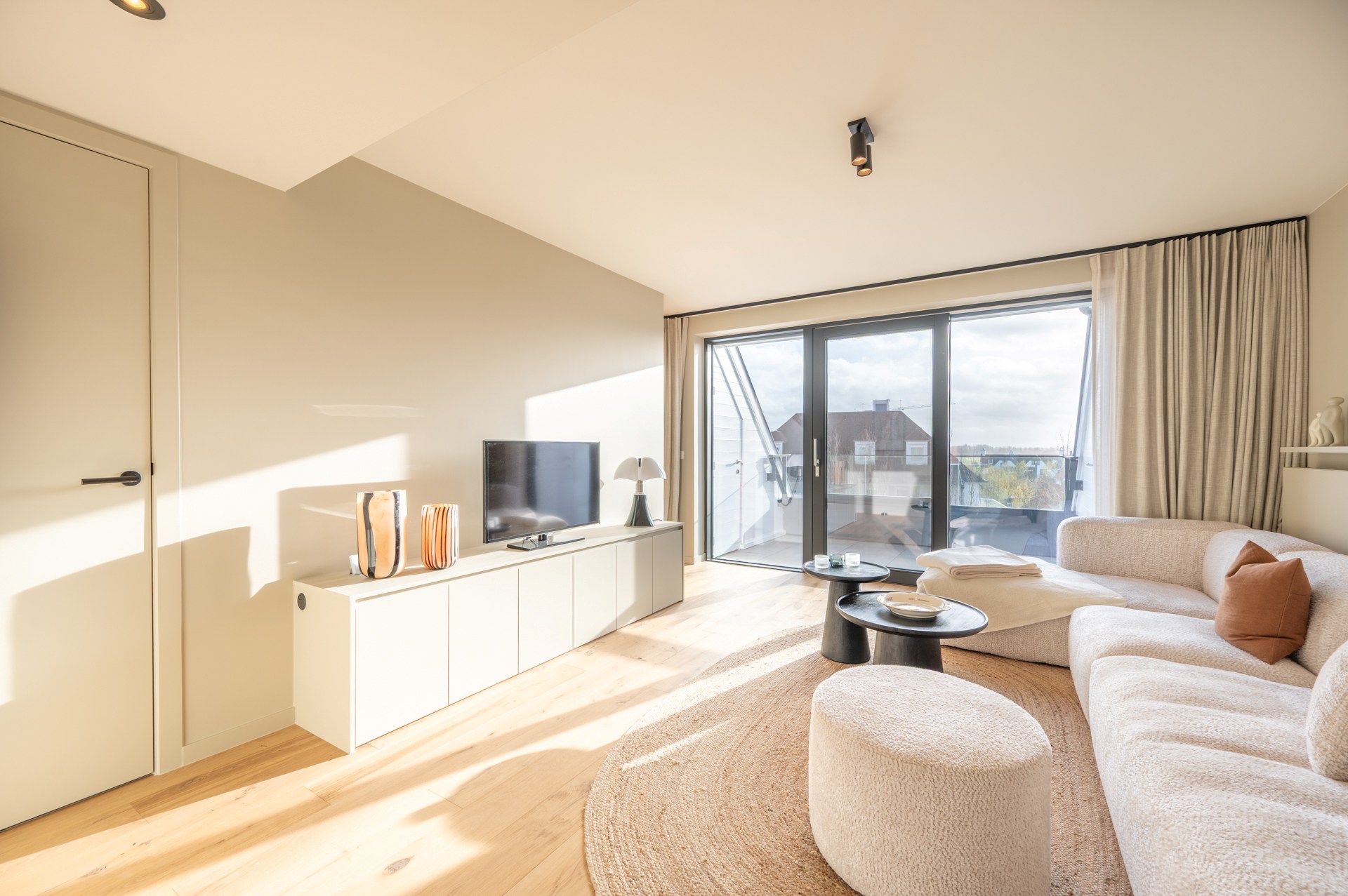 Cet appartement en duplex lumineux est situé à Duinenwater, combinant un agencement pratique avec des espaces extérieurs agréables et un emplacement calme au bord de l'eau. 