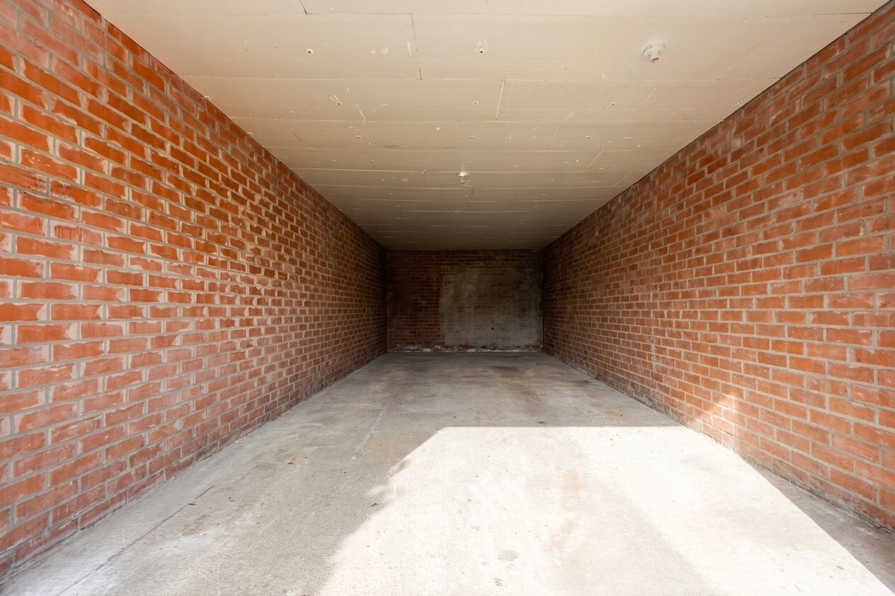 Wonen en werken combineren op toplocatie te Ichtegem - handelswoning met ruime woonst, tuin en garage 