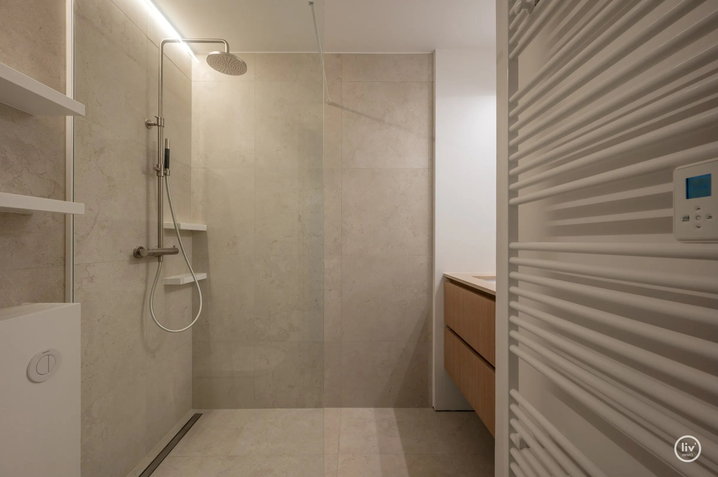 Dit prachtig gelegen appartement geniet van een zuidelijke oriëntatie en bevindt zich in een groene en rustige omgeving, rechtstreeks grenzend aan het Yzerpark. 