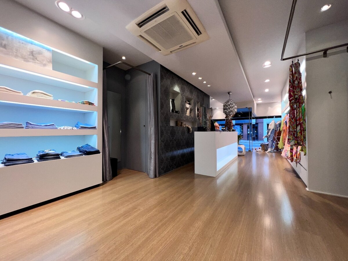 Handelspand met woonst en tuin op zeer commerciële ligging! 