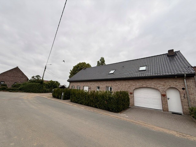 Ruime halfopen gezinswoning met 3 slaapkamers en inpandige garage. 