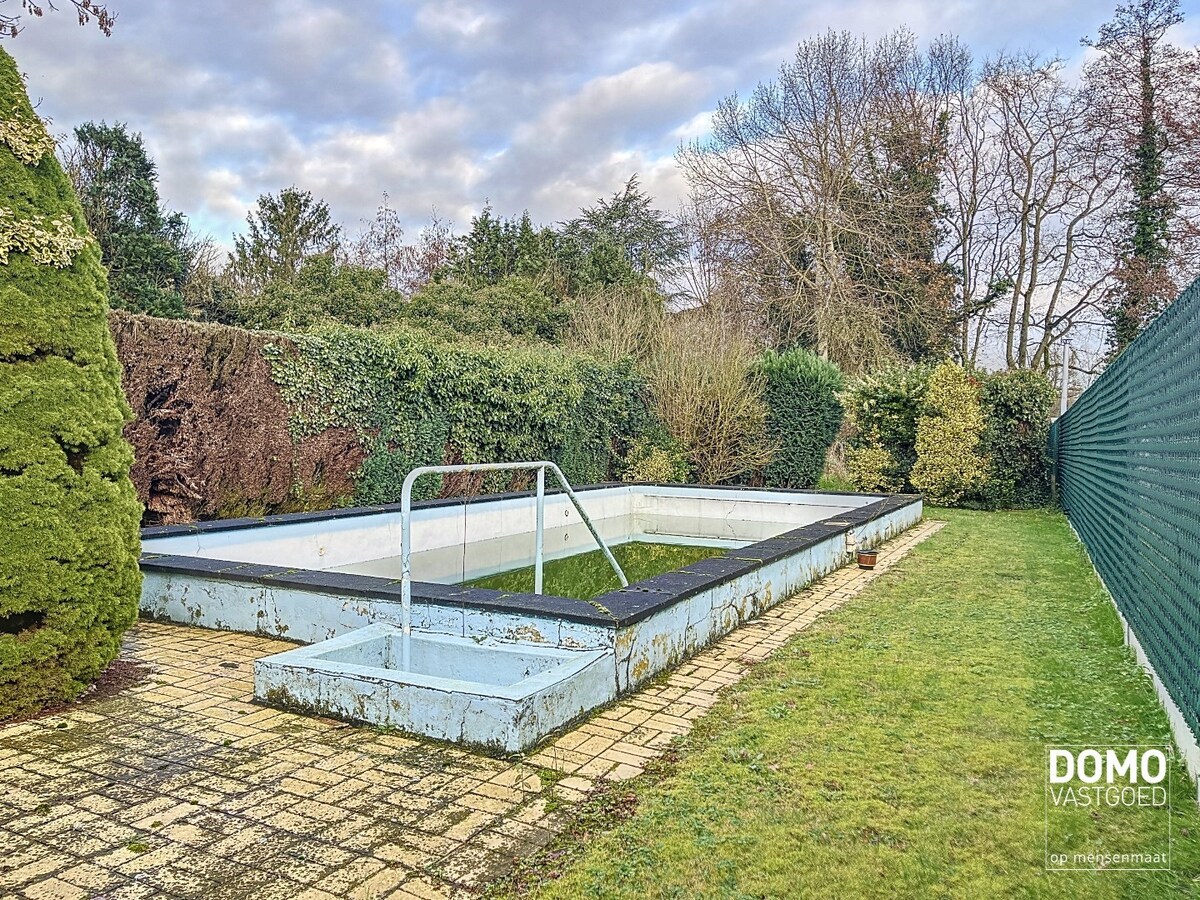 Ruime open bebouwing met tuin gelegen te Kermt. 