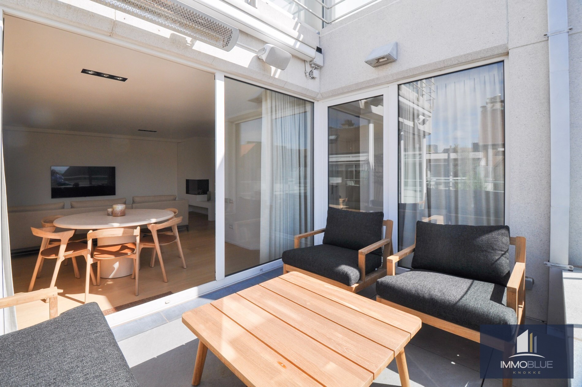 Appartement met zijdelings zeezicht en een ruim zuidwest gericht terras. 